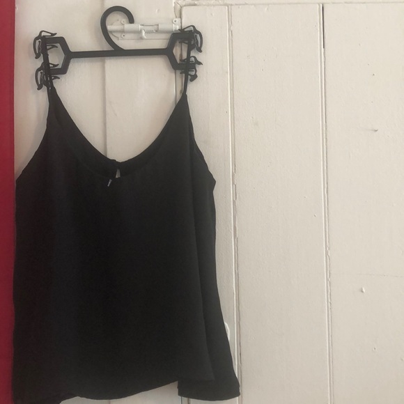 Black Cropped Loose Tank Top - Picture 3 of 3